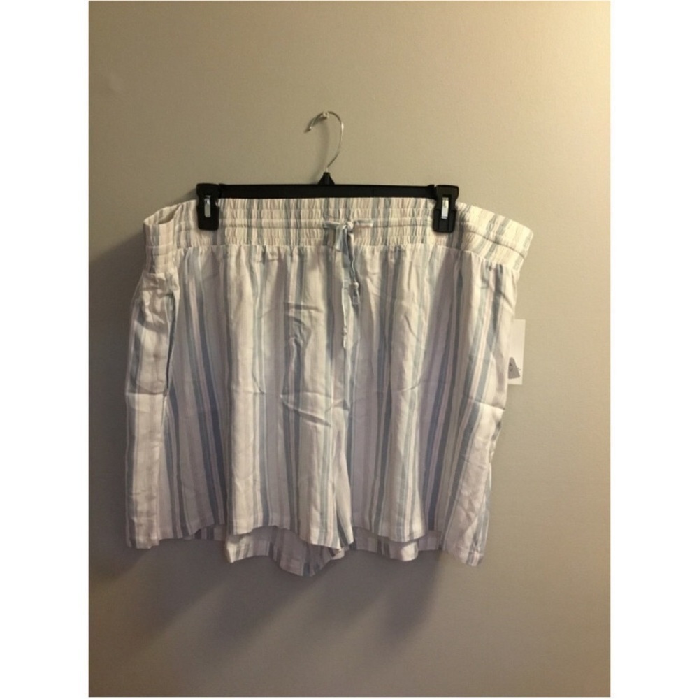 Love,fire Woman’s plus 3X blue pink white stripe shorts